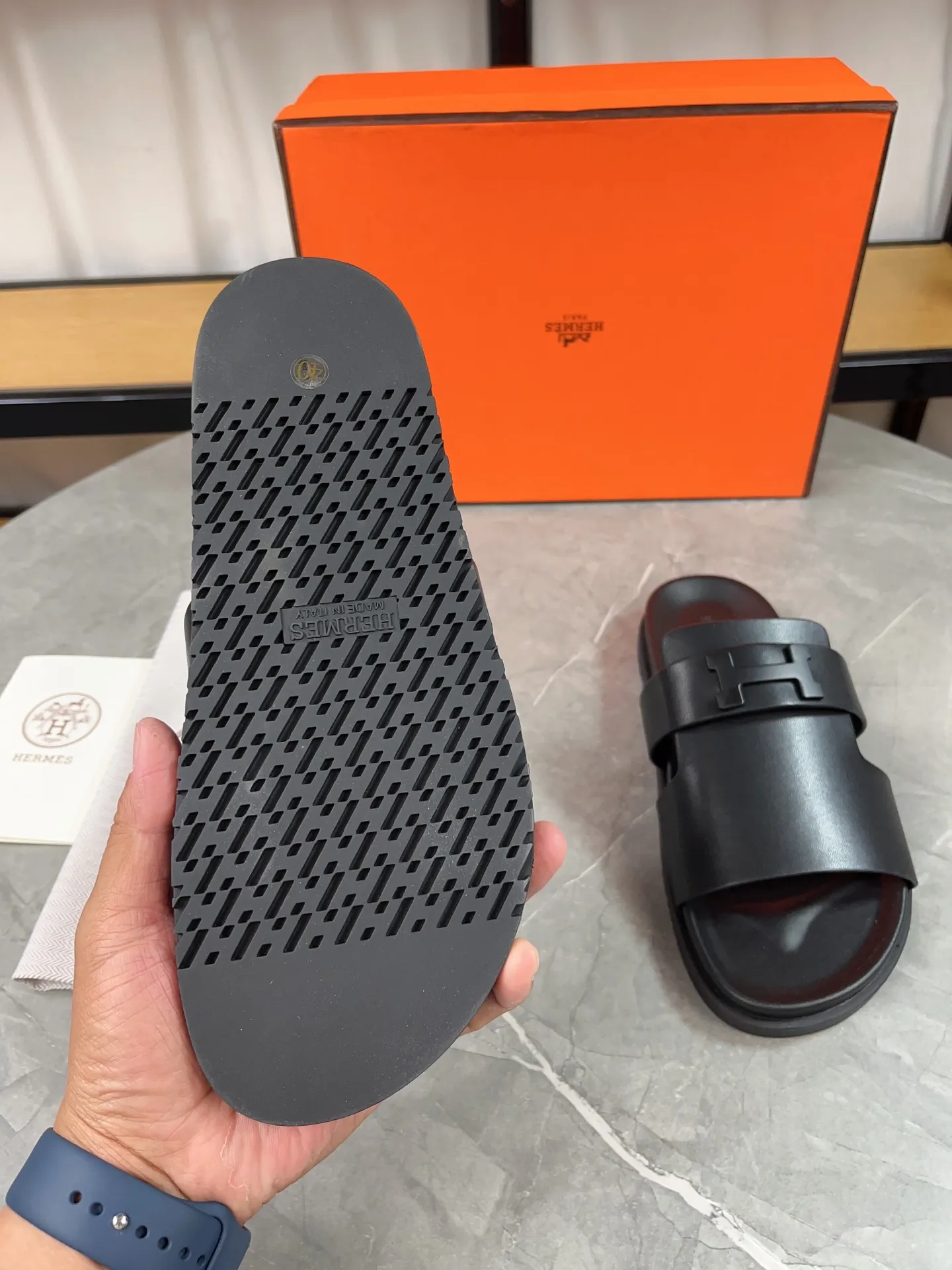 p440🐮🐮H family classic (couples) buckle slippers ✅ Hermes Hermes spring and summer sandals series! Classic style, always popular slippers - sandals, great with any combination! ! ! Upper: imported palmprint PU inner lining: imported mixed sheepskin Outsole: Tpu non-slip and wear-resistant outsole Female size: 35-40 (41 customized) Male size: 39-45 (39.45 customized)